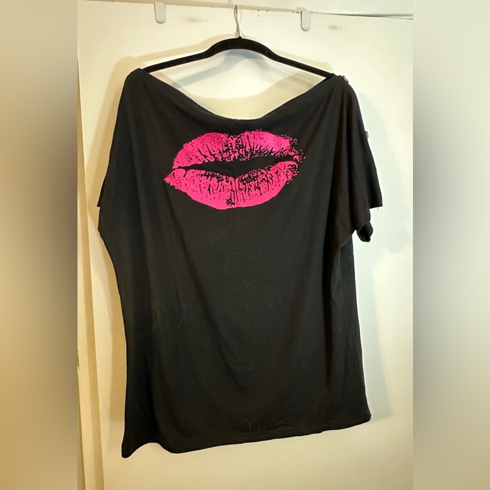 Flirty graphic top